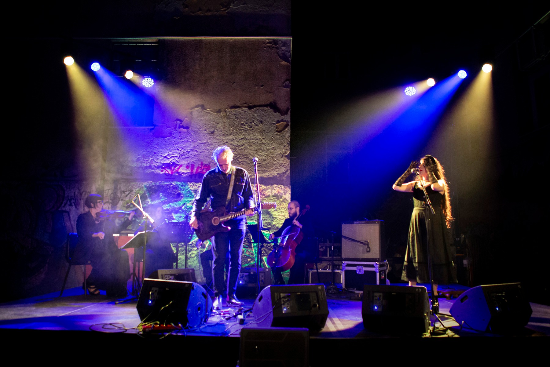 Fotografiranje koncerta - pjevač na bini u plavom svjetlu - event photography