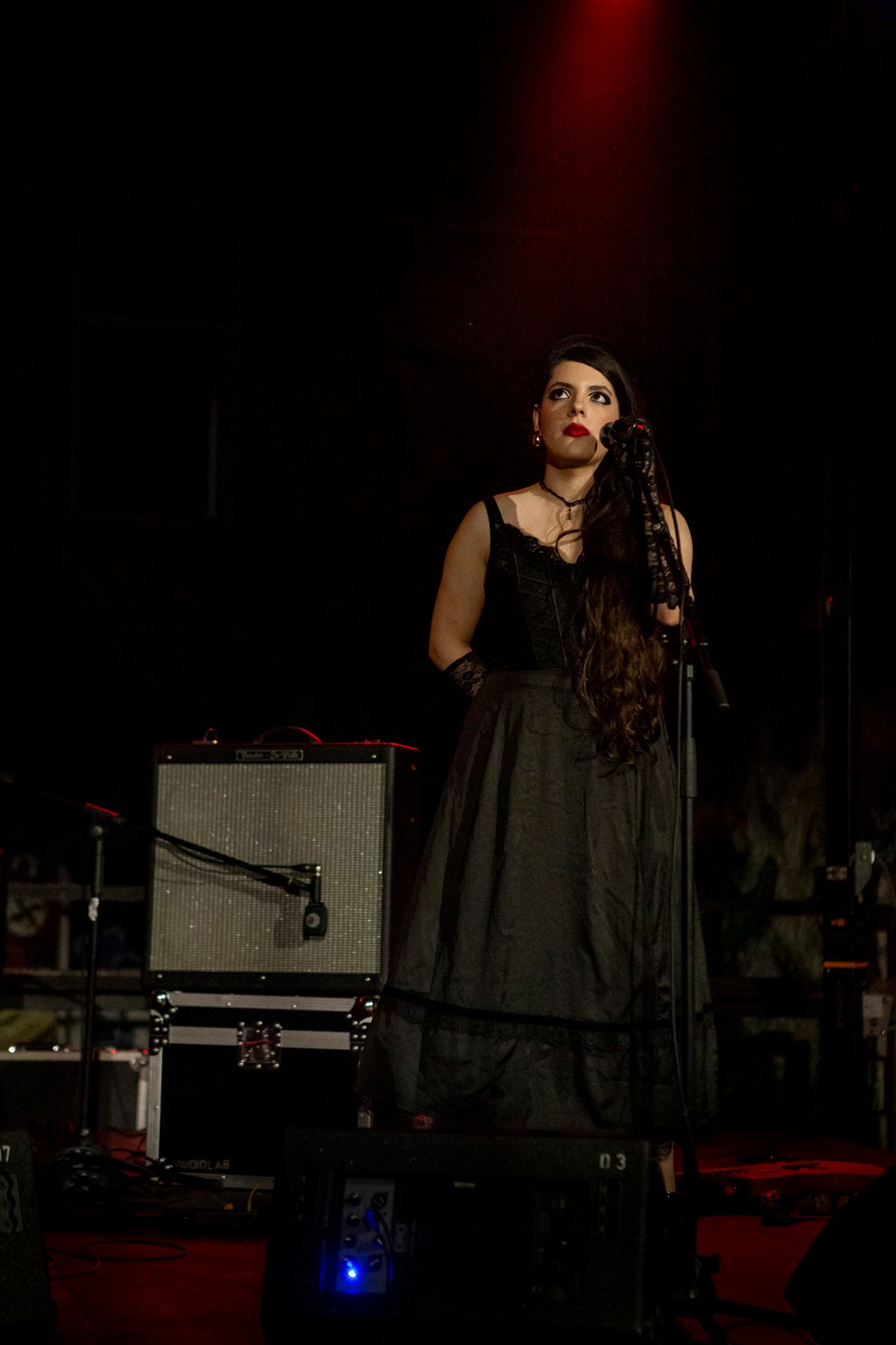 Portretna fotografija pjevačice u crnoj haljini - profesionalni portret