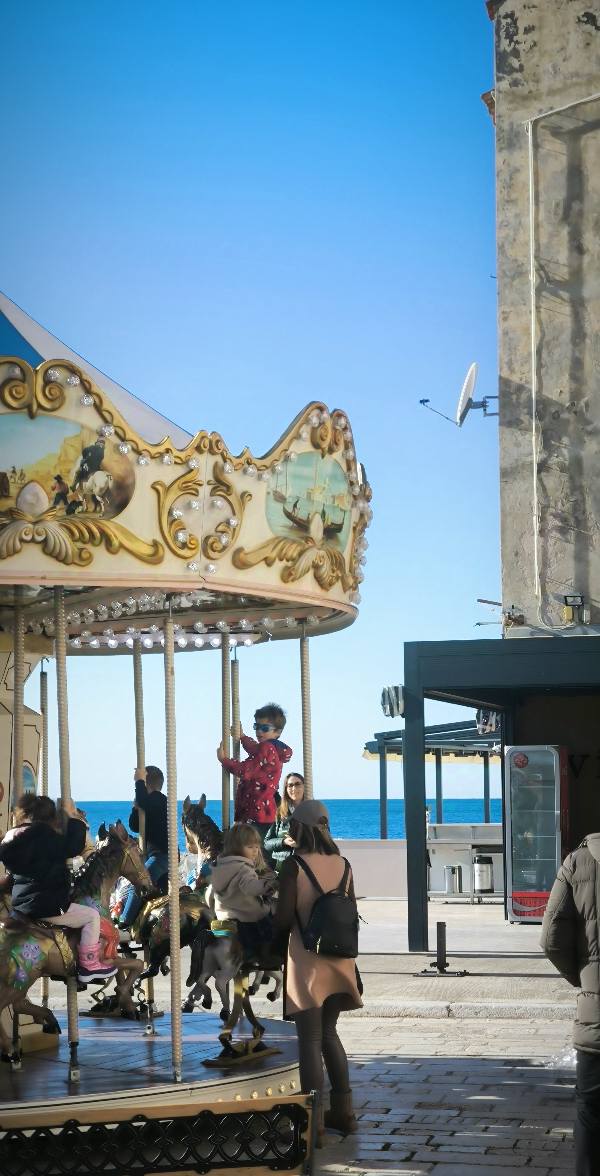 Ringešpil na rivi u Rovinju - fotografija istarskog turističkog sadržaja
