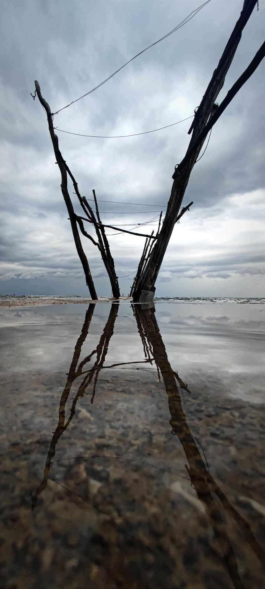 Minimalističa fotografija štapova u moru - Jadran Istra