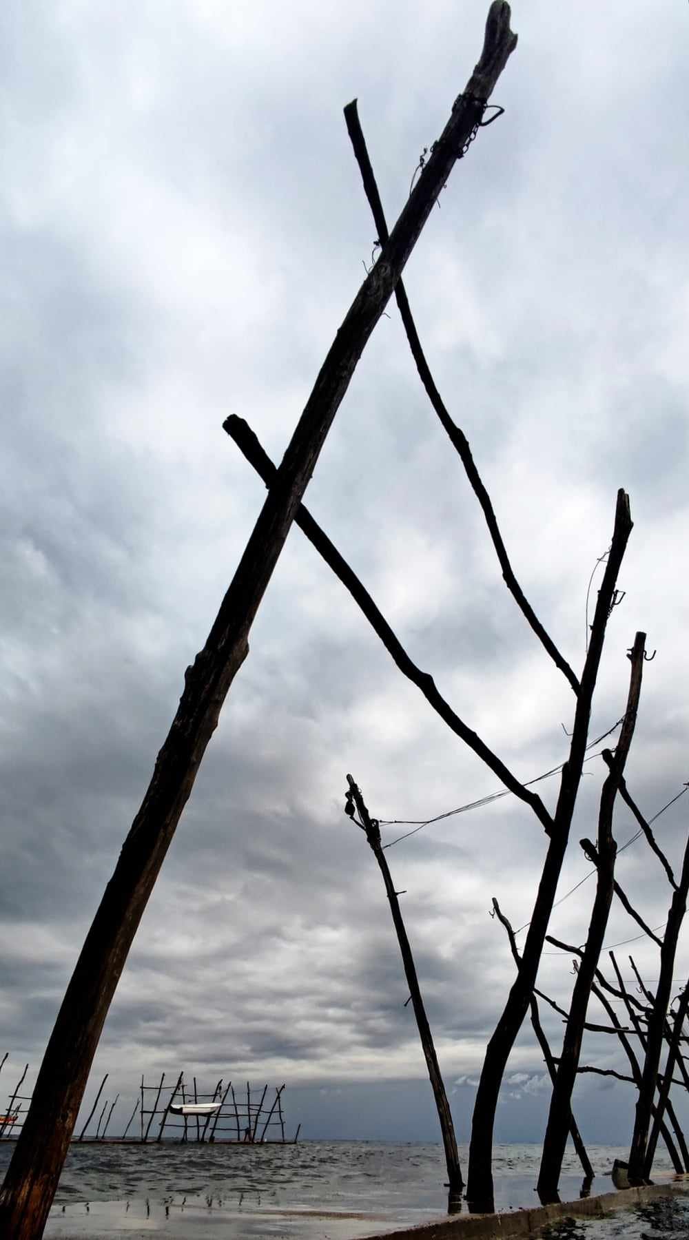 Umjetnička fotografija - stakovi u moru pod kutom - abstract coastal photography