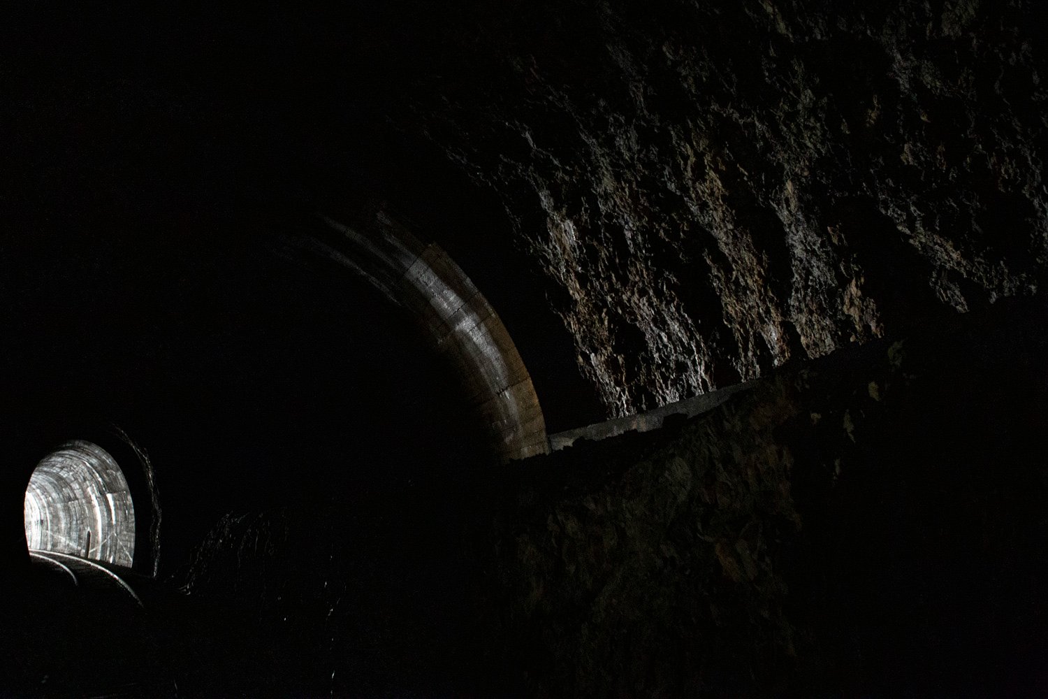 Arhitekturna fotografija tunela - horizontalna perspektiva